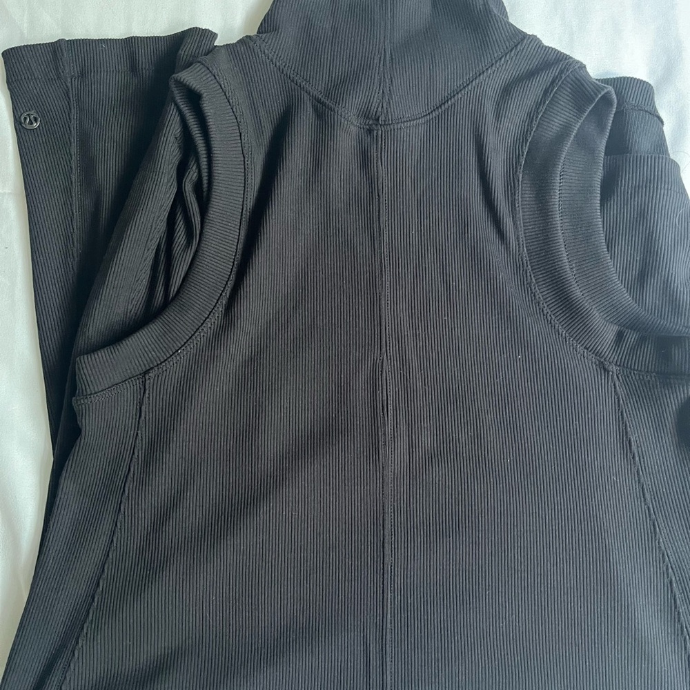 Lululemon dress!! In great condition. Super cute turtle neck dress ! 👗🖤